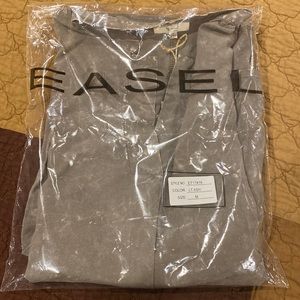 Brand new easel short sleeve top